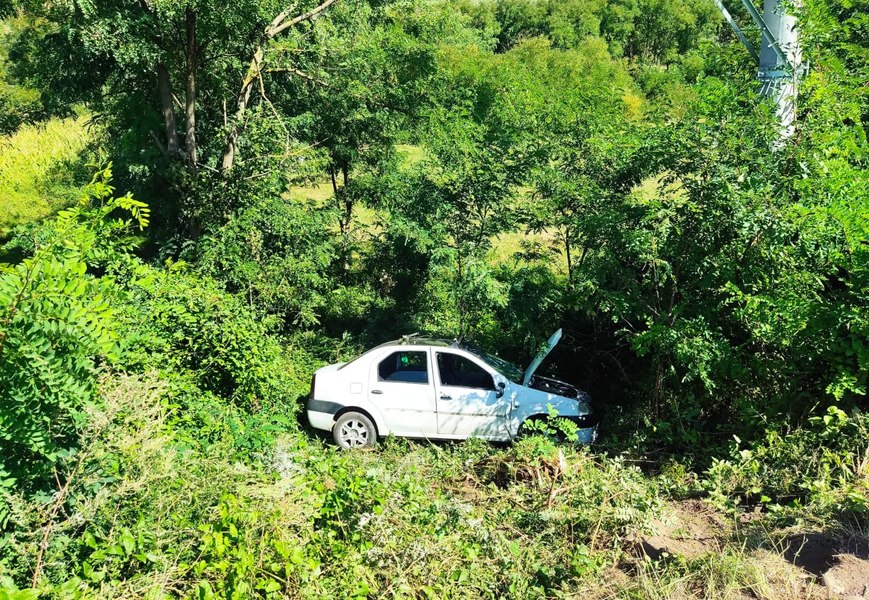 Mașină căzută într-o râpă adâncă de cinci metri, la Buzău. O fată de 16 ani a fost rănită