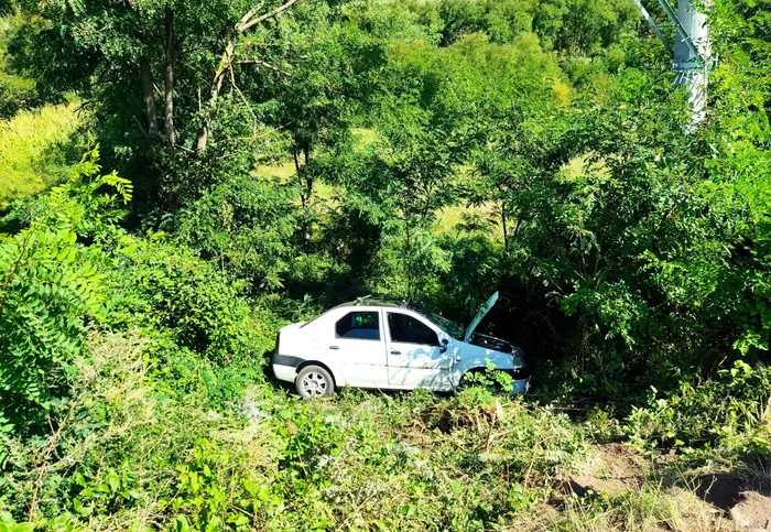 Mașina a căzut cinci metri în prăpastie. SURSA IPJ Buzău