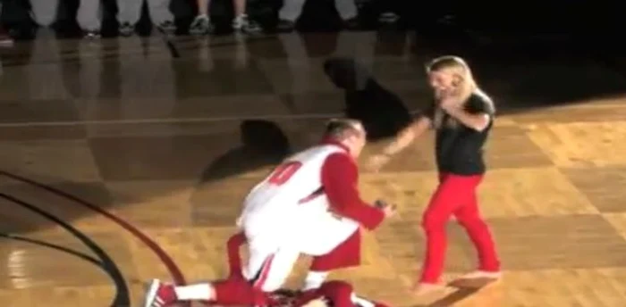 Mascota a cerut-o in casatorie pe antrenoare