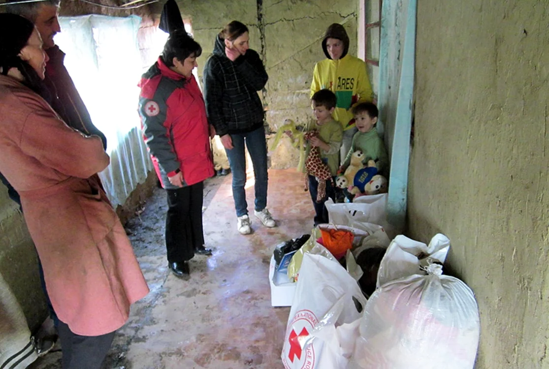 Ajutoarele primite de la Crucea Roşie i-au bucurat pe membrii celor două familii         FOTO: Crucea Roşie