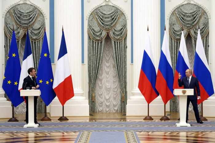 Emmanuel Macron (stânga) în conferinţă de presă la Kremlin după ce a fost primit de Vladimir Putin (dreapta) FOTO EPA-EEF