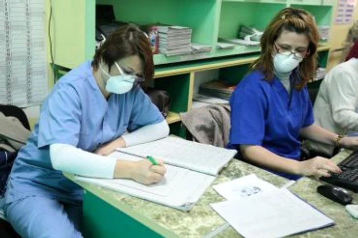 Craiova: Au dispărut măştile din farmacii