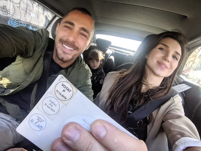 
    Mihai Găinușă ne arată buletinul  