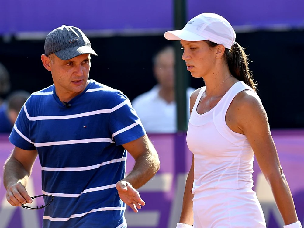 
    Răzvan Sabău a sfătuit-o pe Patricia Țig și în timpul turneului bucureșteanFoto: Sport Pictures  