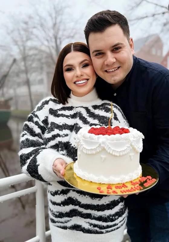 Cristina Vasiu, tort spectaculos la aniversarea celor patru ani de relație foto: Instagram 