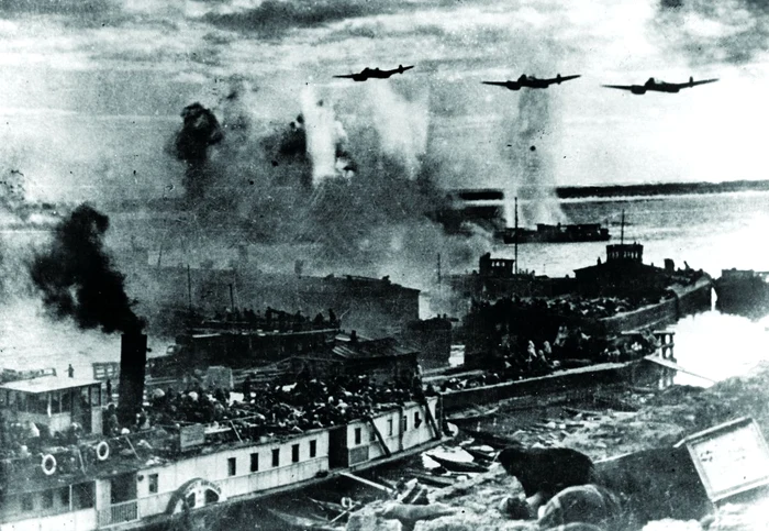 Avioane germane atacă un convoi sovietic ce se deplasează pe Volga (© Profimedia)