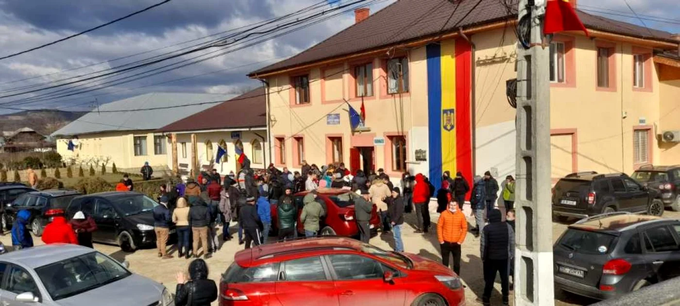 Ofertanţii au stat la coadă la primăria din Gura Văii ca să cumpere case în satul Rotunda  FOTO  unupetrotus.ro