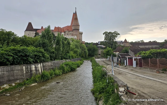 Strada Castelului și râul Zlaști. Foto: Daniel Guță. ADEVĂRUL