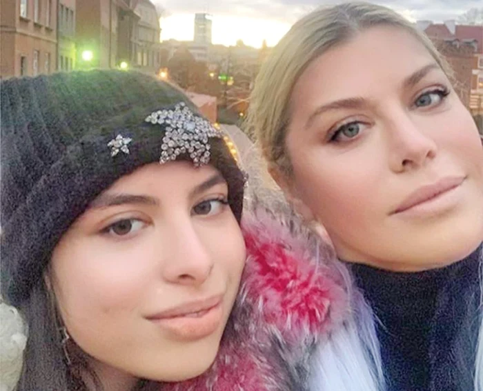 
    Lori, alături  de Elena,  frumoasa ei fiică  