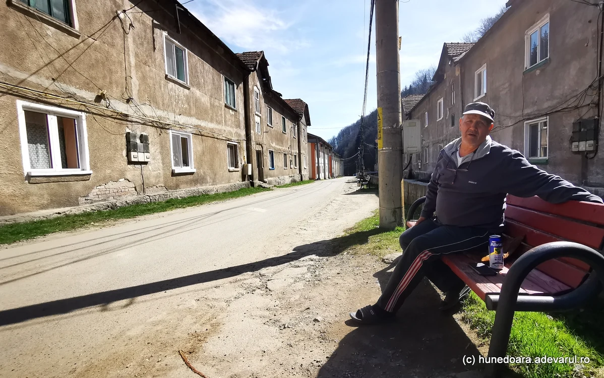 Colonia din Aninoasa, cu blocuri în pericol de prăbușire. Foto: Daniel Guță