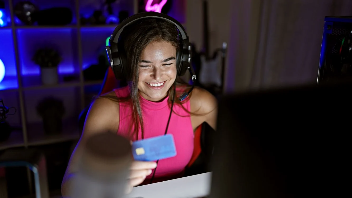 Gamer cumpară jocuri online. FOTO Shutterstock