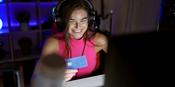 Gamer cumpara jocuri card FOTO Shutterstock jpg