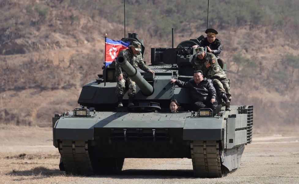 Kim Jong-Un și-a lăsat fiica adolescentă să conducă un tanc în timpul unui exercițiu militar