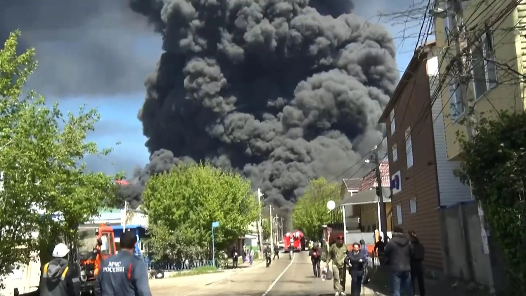 Risc de dezastru ecologic într-un oraș rus la Marea Neagră, după atacuri cu drone asupra unei rafinării. „Petrolul cade literalmente din cer”