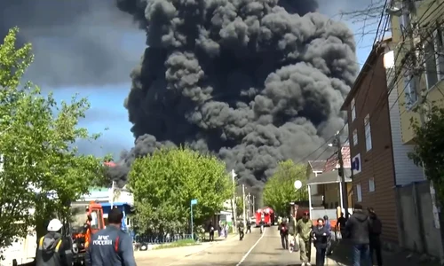 Fum după un atac cu dronă asupra rafinăriei de petrol din Tuapse, Rusia FOTO Profimedia 