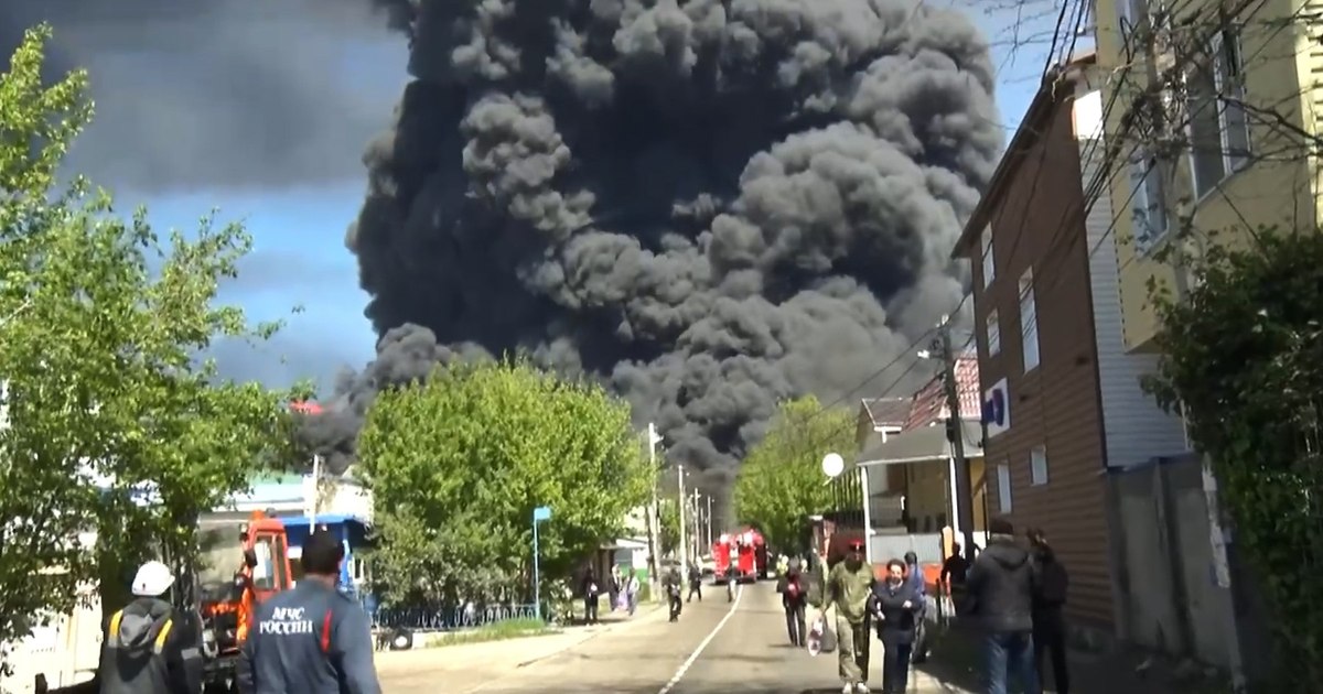 Risc de dezastru ecologic într-un oraș rus la Marea Neagră, după atacuri cu drone asupra unei rafinării. „Petrolul cade literalmente din cer”