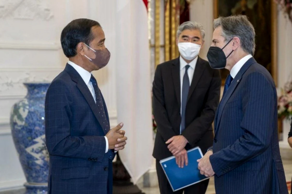 Foto: Antony Blinken, secretarul de stat al SUA întâmpinat de preşedintele Indoneziei, Joko Widodo