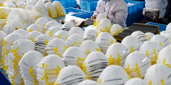 În china continuă producţia de măşti datorită cererii foarte mari din Italia. Fabrica Handan. FOTO Profiemdia