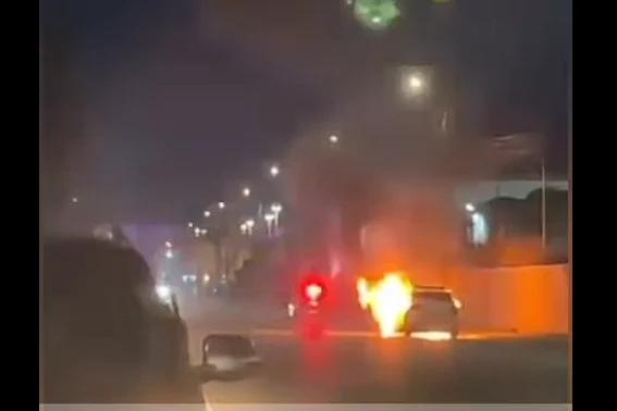 Mașină de poliție în flăcări: „Unul dintre colegi se lupta singur cu focul, oamenii filmau”. Sindicatul Europol face acuzații. Poliția se apără