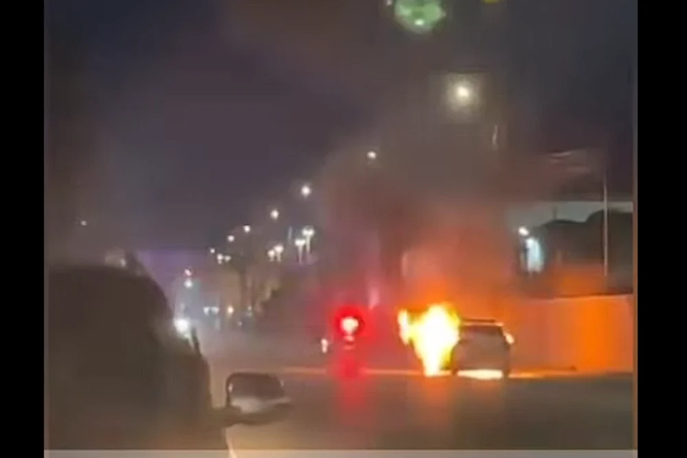 Mașină de poliție în flăcări: „Unul dintre colegi se lupta singur cu focul, oamenii filmau”. Sindicatul Europol face acuzații. Poliția se apără