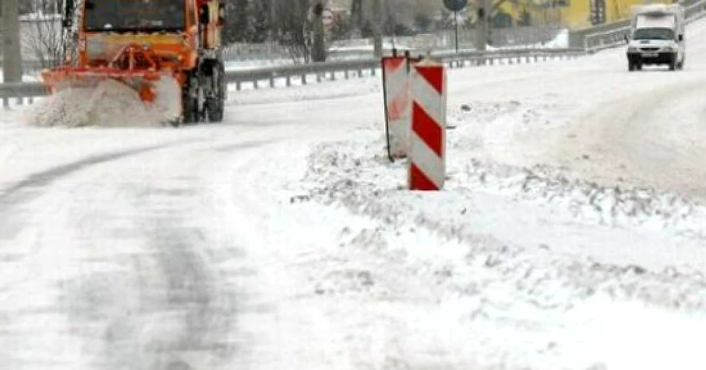 Opt drumuri județene au fost închise, ieri, din cauza zăpezii
