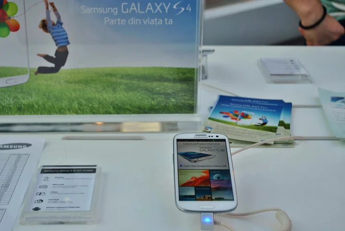 Designul lui Galaxy S4 este explicat de Samsung într-un videoclip. FOTO Răzvan Băltăreţu/Adevărul