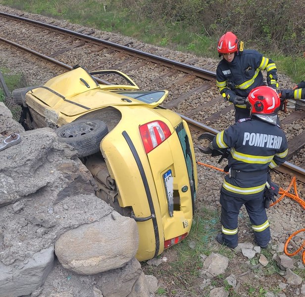 Accident grav pe DN7, în Vâlcea: un autoturism a fost proiectat lângă calea ferată. Patru victime, două resuscitate la fața locului