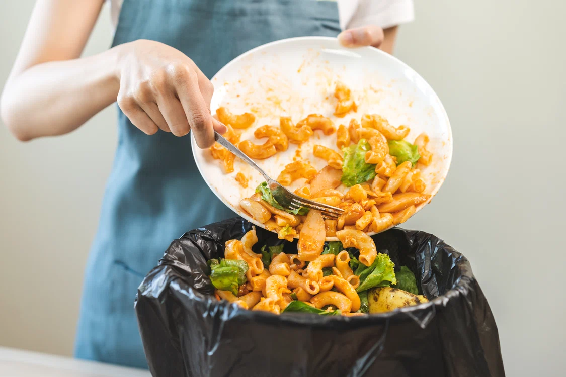 Tinerii aruncă cea mai multă mâncare. foto: Shutterstock
