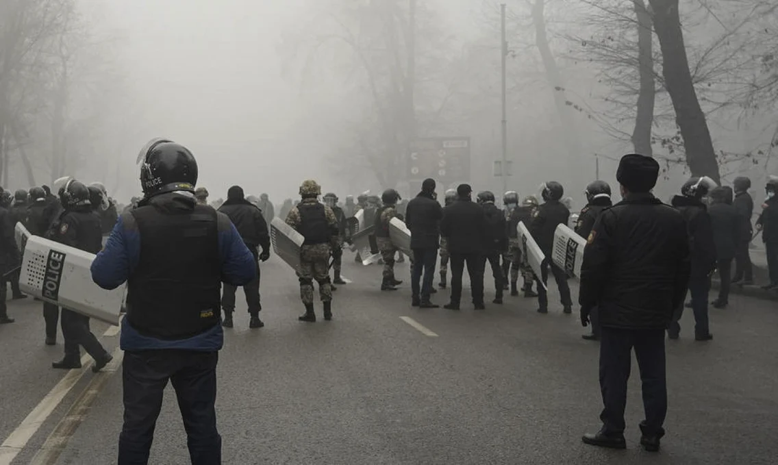 Revolutie Kazahstan ianuarie 2022 politie manifestanti lupte FOTO EPA-EFE