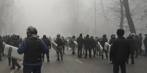 Revolutie Kazahstan ianuarie 2022 politie manifestanti lupte FOTO EPA-EFE