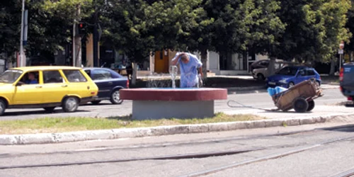 Resita: Reşiţenii domolesc canicula cu apă rece de fântână VIDEO