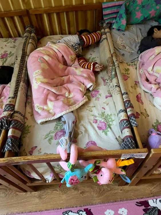 Imagini din dormitoareole copiilor cu dizabilități din centre din Tg Mureș