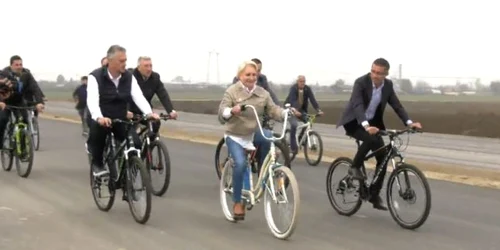 În campania electorală pentru alegerile prezidențiale 2019, Viorica Băncilă a mers cu bicicleta, a jucat ping pong și a sărutat icoane jpeg