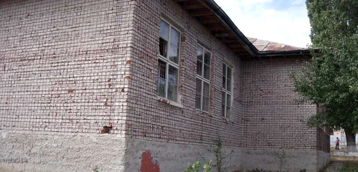 În unele şcoli au fost începute lucrări şi apoi au fost abandonate