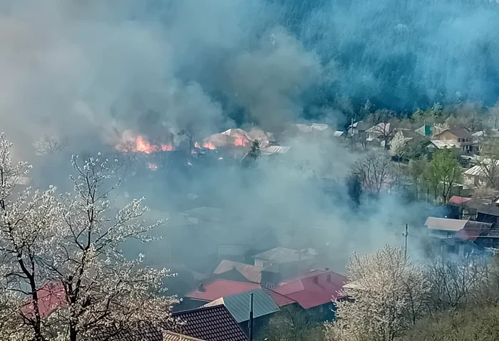 Zona unde are loc incendiul este în fum
