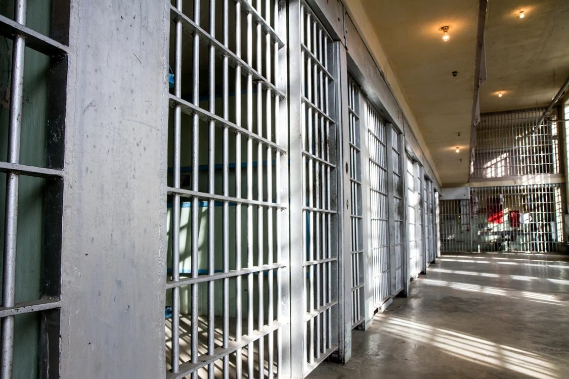 Un poliţist de la Penitenciarul Arad a fost găsit împuşcat
