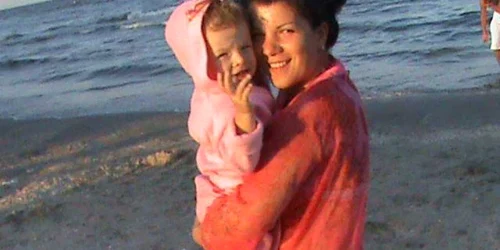 Mama fetiţei de trei ani încă o aşteaptă pe Alexandra acasă