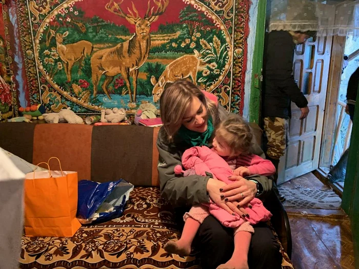 Roxana Ciuhulescu, în casa unei familii nevoiașe