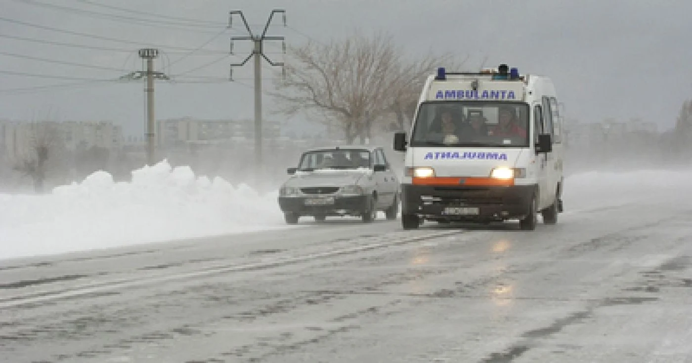 Medicii de pe Ambulanţă speră să preia bolnavul în timp util. 