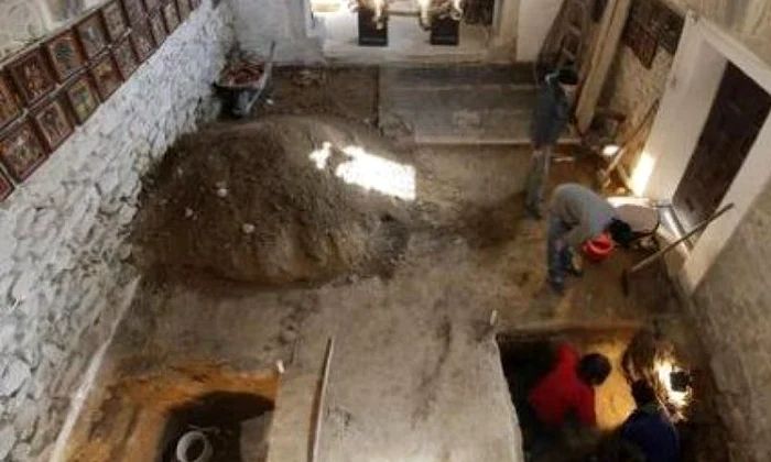 Morminte medievale găsite sub biserica din Feleacu jpeg