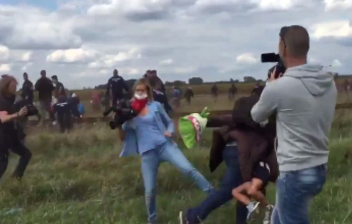 
    Petra Laszlo a lovit un refugiat sirian în timp ce acesta fugea de poliţiecaptură video  