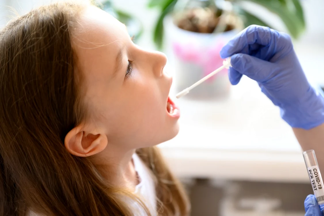 Copiii care nu au probleme de sănătate şi se infectează cu SARS CoV-2 pot fi trataţi acasă cu medicamente obişnuite FOTO Shutterstock