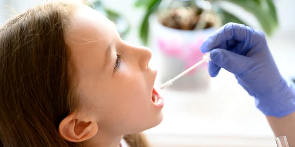 Test saliva coronavirus covid elev scoala FOTO Shutterstock