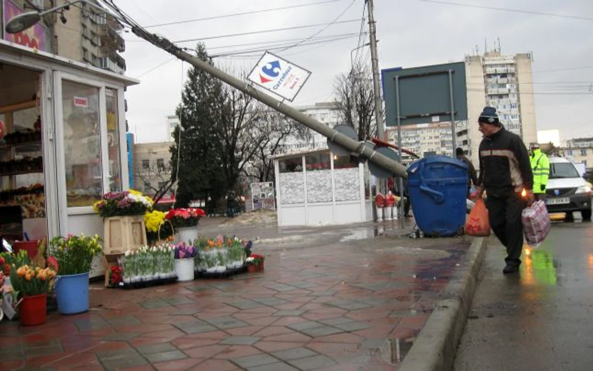 Stâlpul este ocolit de ieşeni