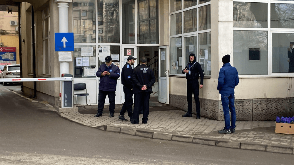 „Fortăreaţa” de la Spitalul Sf. Spiridon din Iași. Paznicii, mobilizaţi pentru a limita accesul presei FOTO