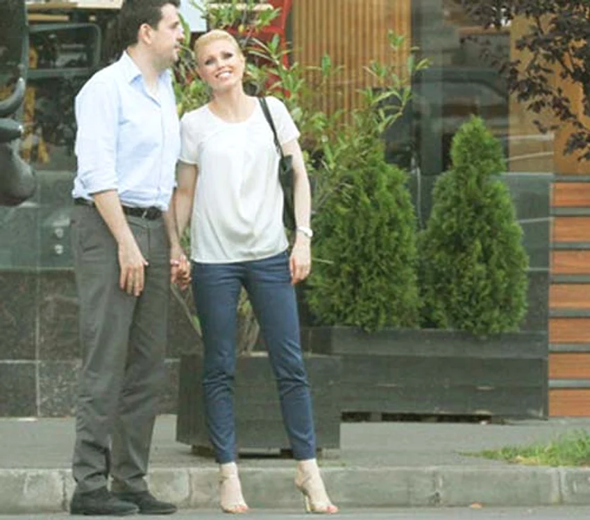 
    Cristina Rus e toată numai un zâmbet de când soţul ei a fost eliberat din arest Foto: Click!  