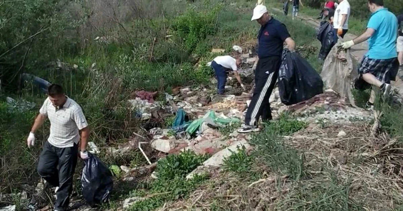 Angajaţii Companiei de Apă Buzău, voluntari în cadrul unei campanii de ecologizare