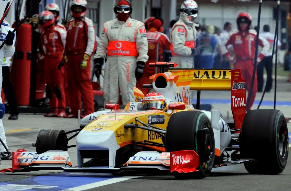 
    Presa spaniolă anunţă din nou că Fernando Alonso va pleca de la Renault la Ferrari  