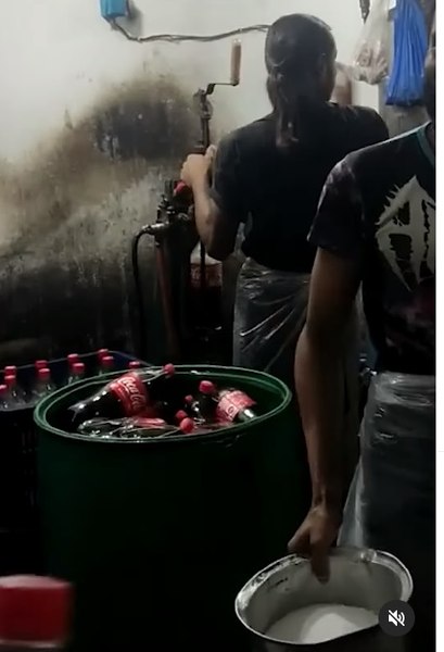 Cum se produce Coca-Cola falsă. „Bine că nici măcar nu consum produsul original“ VIDEO