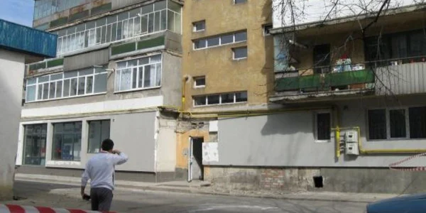 Bărbatul s-a aruncat de la balconul de la etajul 8 al blocului în care locuia
